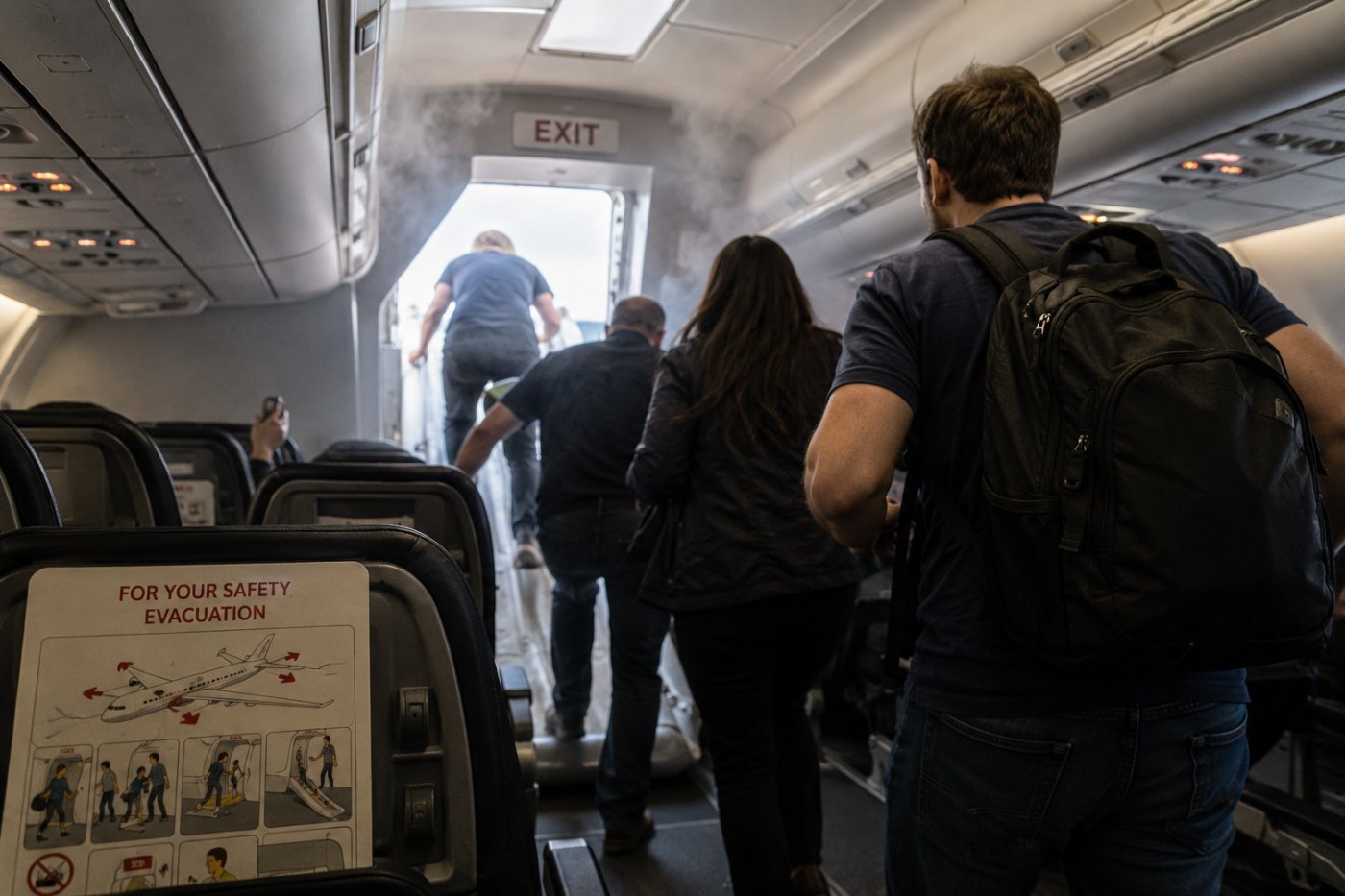 IATA lanza campaña para que los pasajeros dejen su equipaje durante una evacuación de emergencia