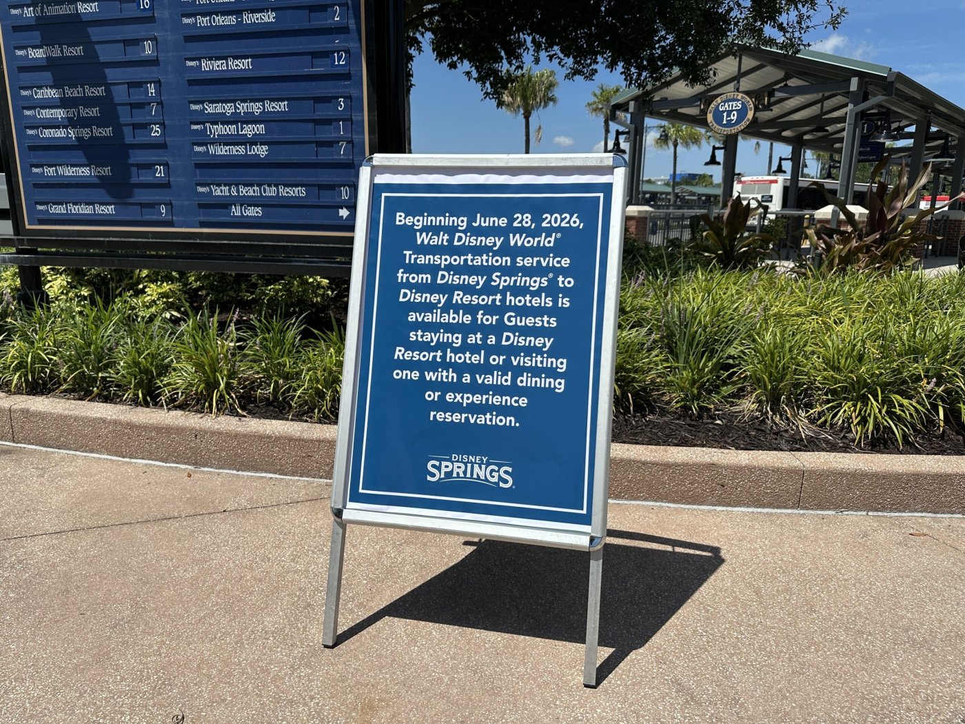 Disney instala señales permanentes para reforzar los nuevos controles de acceso desde Disney Springs