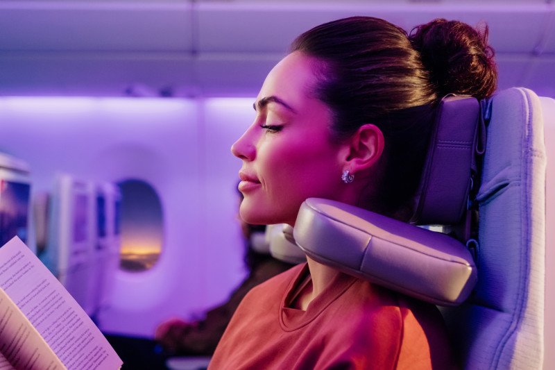 ¿Se acabaron las almohadas de cuello? Emirates presenta una innovación que podría cambiar los vuelos en clase económica
